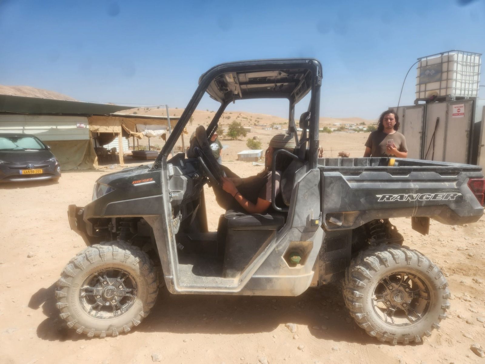 ריינג'ר מתנת סמוטריץ עורך ביקור בקרבת אוהל האירוח של הפעילים בראס&nbsp;עין&nbsp;אל&nbsp;עוג'ה