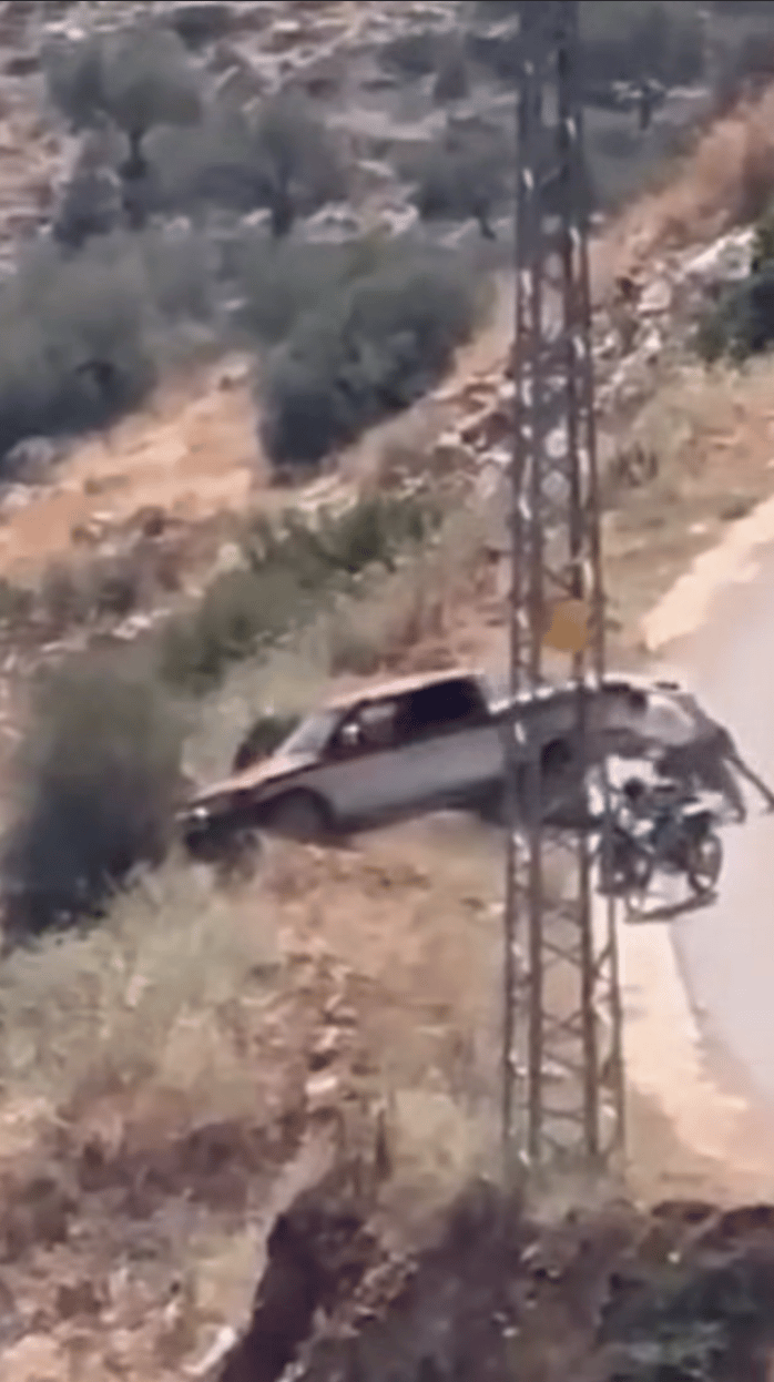 מתנחלים עיכבו רכב פלסטיני, הצבא עיכב את נוסעיו ומתנחלים השליכו את הרכב מן הצוק.