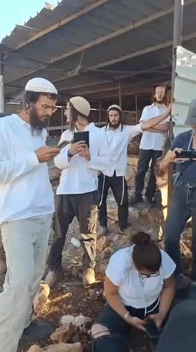 Repairing a water pipeline sabotaged in Khirbet a-Tawil