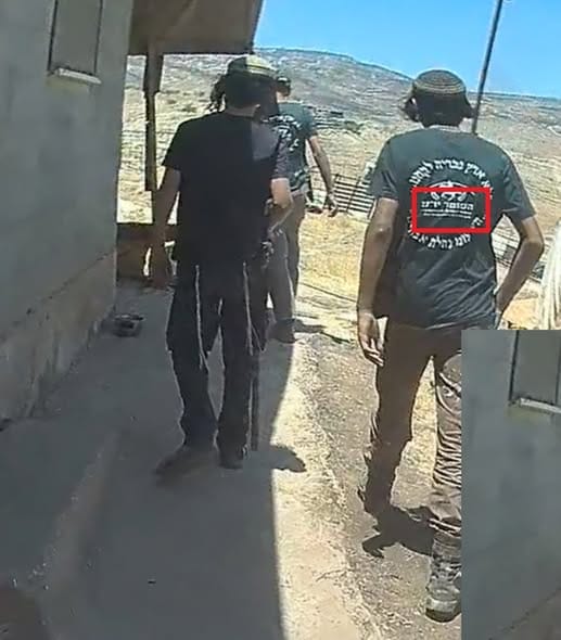 נערים מבלים ב'קייטנת מאחז' ליד חירבת א-טאוויל, לבושים חולצות 