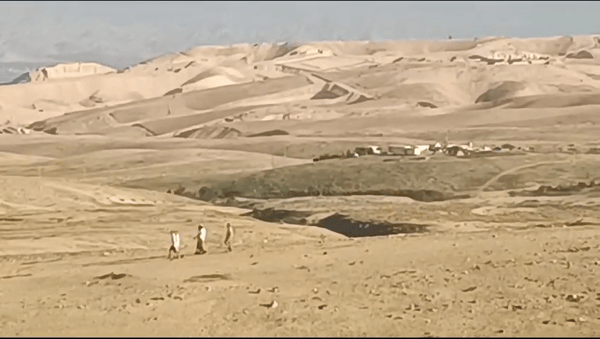 האנשים בלבן באים בשבת